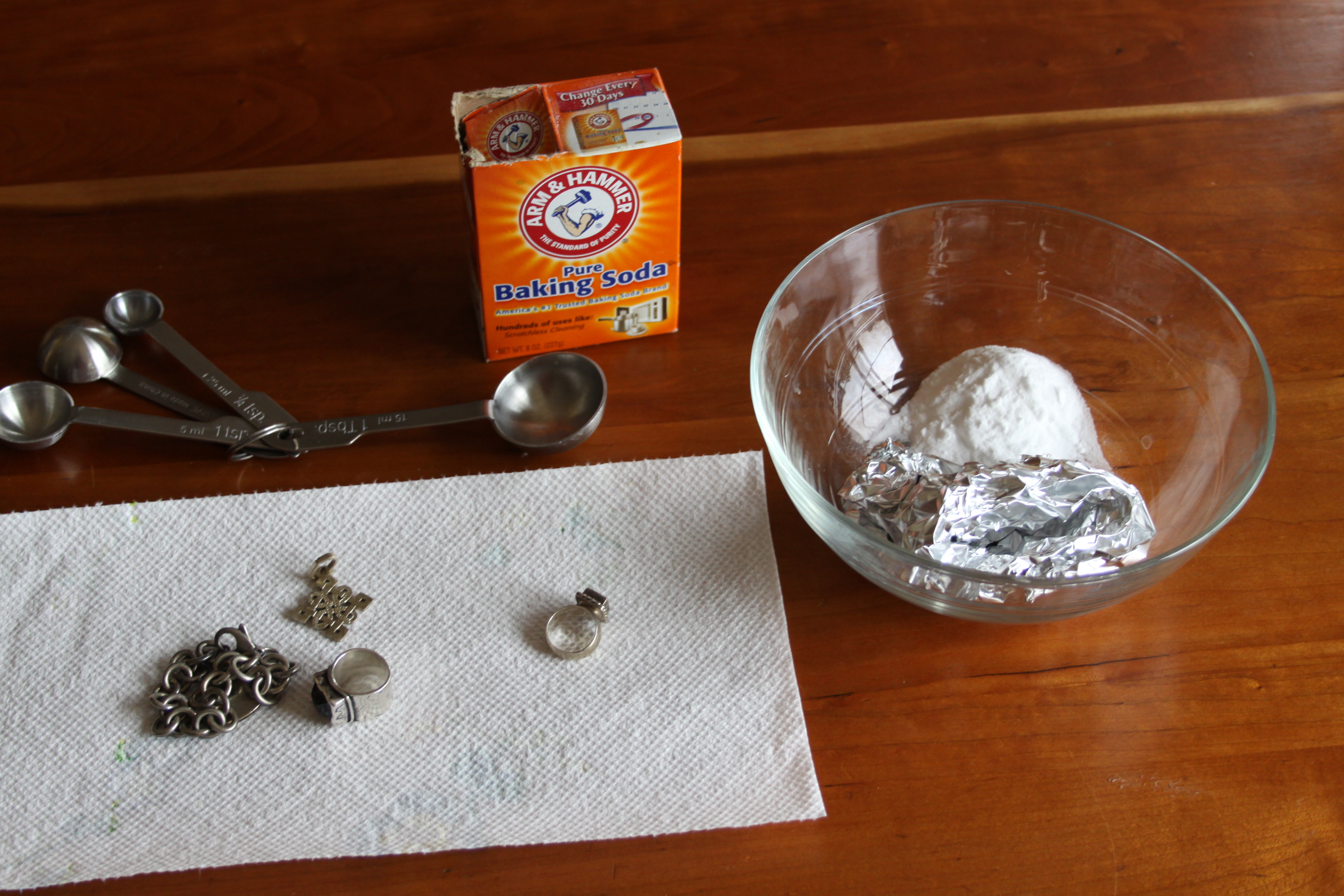 Чем быстро очистить серебро в домашних условиях. Как почистить серебро. Чистка серебра в домашних условиях. Как почистить серебро в домашних условиях. Чистка серебра фольгой.